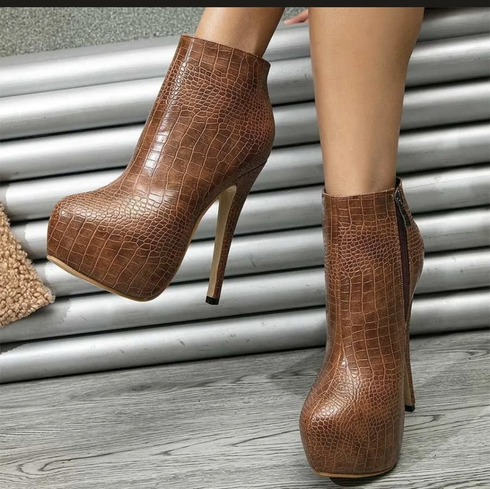 NWOT BROWN Crocodile Print Platform Round Toe Side Zipper Party Shoes